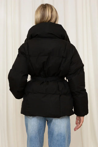 Damen Elegante Winter Pufferjacke Mit Gürtel – Detailansicht