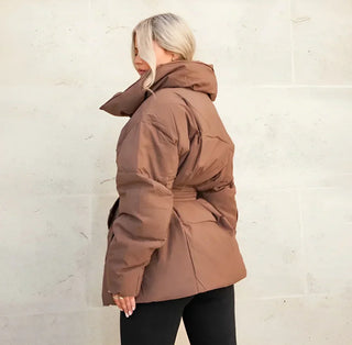Damen Elegante Winter Pufferjacke Mit Gürtel – Detailansicht