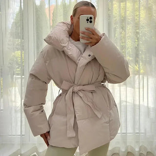 Damen Elegante Winter Pufferjacke Mit Gürtel – Detailansicht