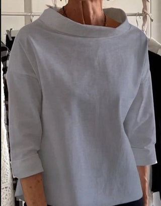 Women's top with loose fit and wide collar