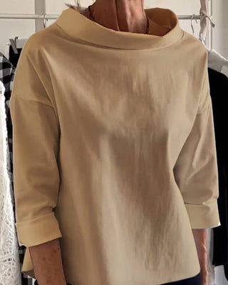 Women's top with loose fit and wide collar